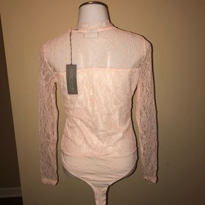 Light pink Eva Mendes body shirt